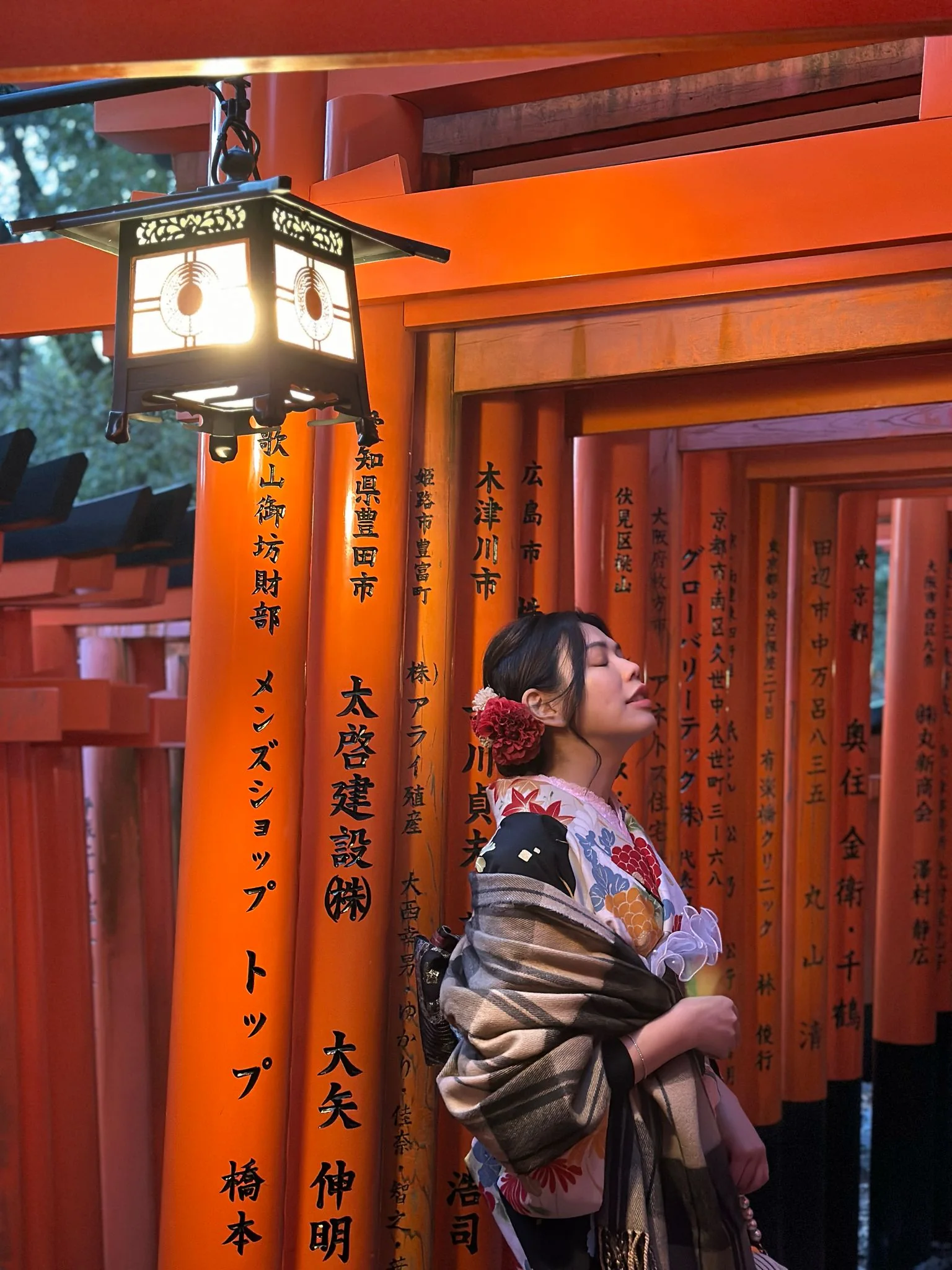 天機閣創辦人葉星靈，穿著和服站在朱紅鳥居之間的原有照片